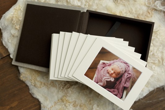 available from San Diego newborn photography studio - Customized in your favorite fabrics, vegan leather, sude or velvet, these folio boxes never dissapoint. My San Diego newborn photography studio offers the best products from Europe and the USA.